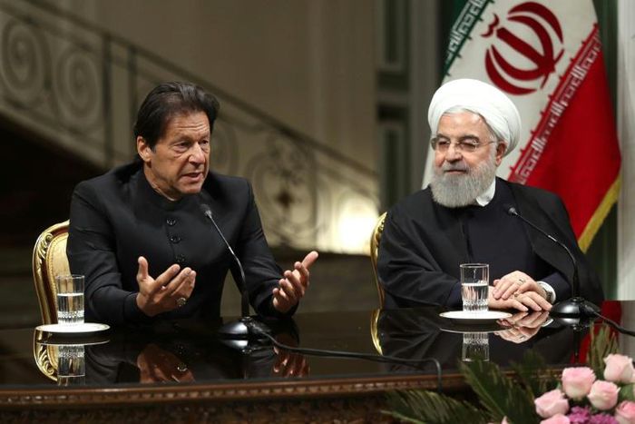 Pakistani Prime Minister Imran Khan (L) and Iranian President Hassan Rouhani have agreed to set up a joint border force