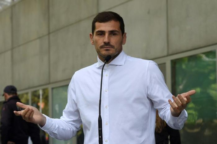 Porto's Spanish goalkeeper Iker Casillas has been asked to stay on at the club despite suffering a heart attack in training