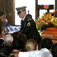 Les parents de Riley Howell lors des funérailles de leur fils, qui est mort en luttant contre un tireur sur le cmapus de son université à Charlotte.