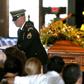 Les parents de Riley Howell lors des funérailles de leur fils, qui est mort en luttant contre un tireur sur le cmapus de son université à Charlotte.