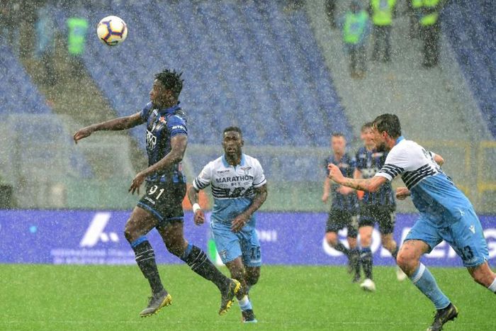 Atalanta forward Duvan Zapata (L) has scored 22 league goals this season
