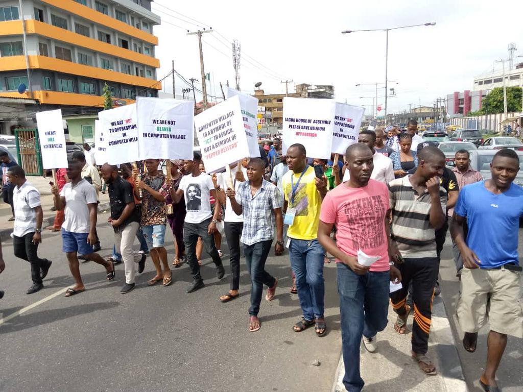 Traders in computer village in agos protesting against Imposing of Iyaloja and baba loja [Wuzupnigeria]