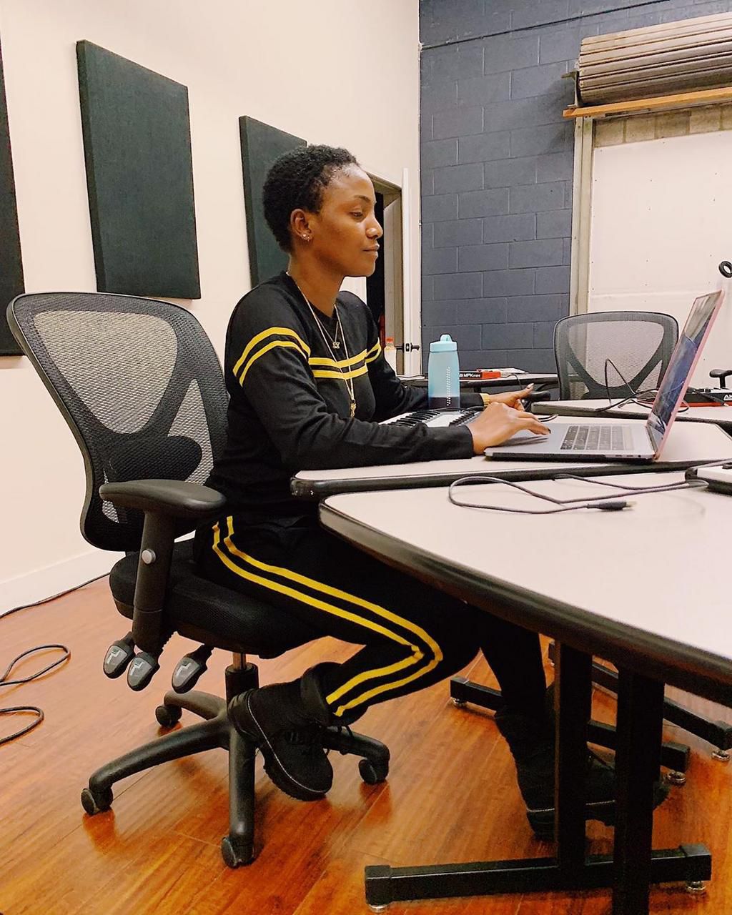 According to her, she doesn't have any grudge against Naira Marley as they aren't enemies neither are they, friends [Instagram/SymplySimi]