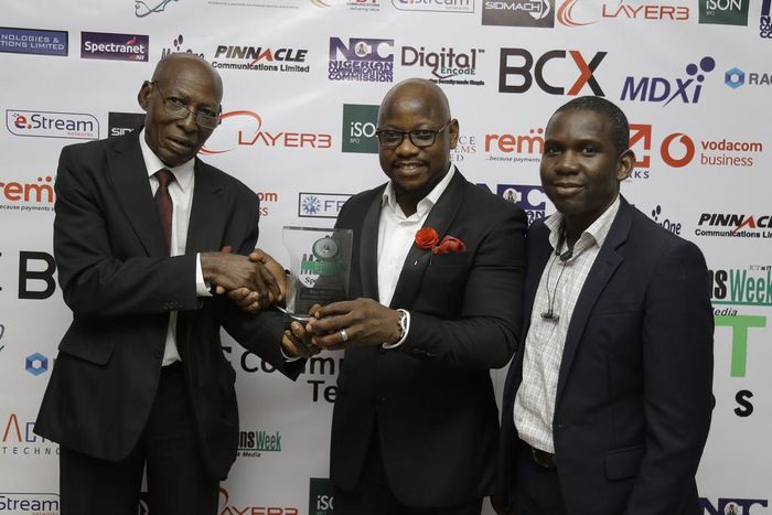 L-R: Marketing Manager, Spectranet 4G LTE, Samson Akejelu; and Head, Digital Marketing & Social Media Strategy, Muyiwa Faseluka receiving the best 4G LTE provider award from Director-General, Delta State Innovation Hub, Chris Uwaje at the event.