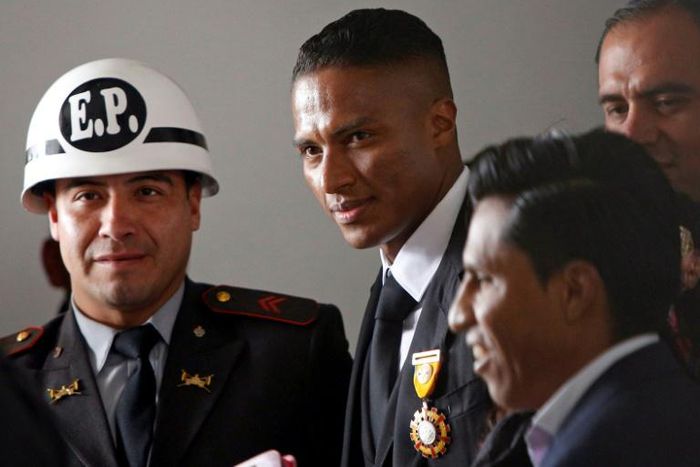 Antonio Valencia getting his Order of Merit from Ecuador's president