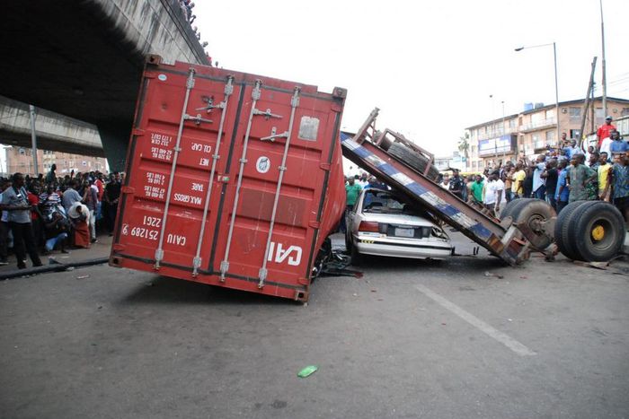 A container-laden truck has destroyed seven cars on the Barracks-Ojuelegba bridge in Lagos [signalng]