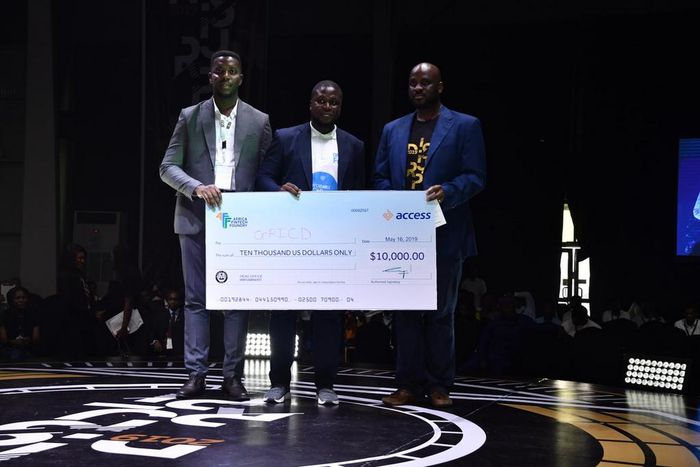 L-R: Uche Okafor; Regional Manager, West Africa, Bolt, Oghenetega Lortim; Start-up winner and Founder of Gricd and Segun Adeniyi; Head Africa Fintech Foundry presenting the dummy cheque to Start-up winner