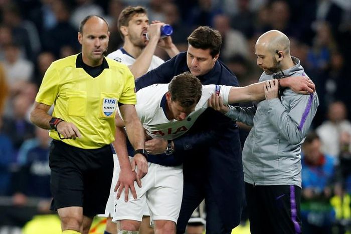 Mauricio Pochettino helps Tottenham defender Jan Vertonghen as he leaves the pitch injured