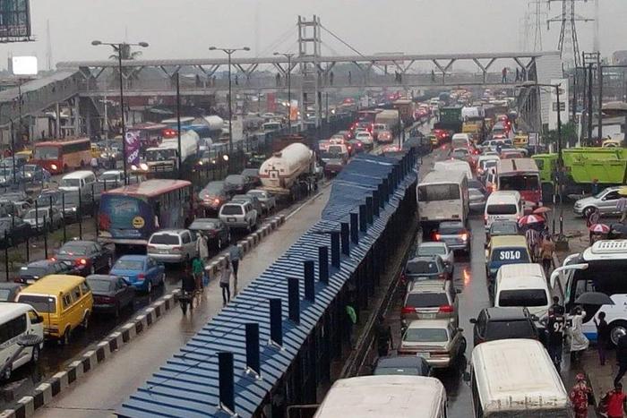 Morning Downpour Throws Ikorodu Road into heavy traffic (Silverbird TV)