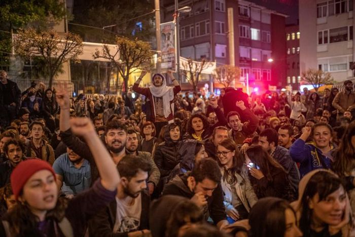Protesters chant slogans during a demonstration in Istanbul's Kadikoy district, on May 7, 2019, following a decision by the authorities to re-run the city's mayoral election