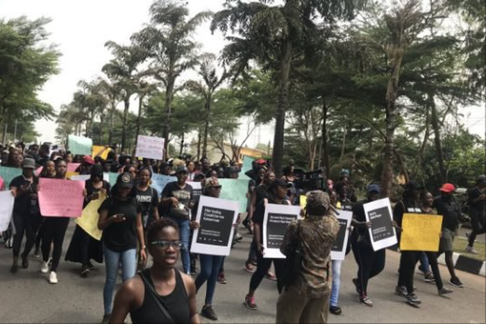 Protesters storm FCT police command over rape of some women arrested by police offcers in Abuja  (TheCable)