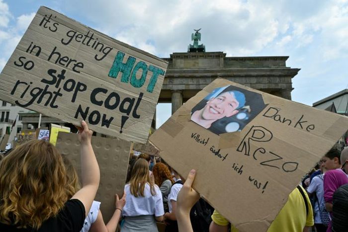 Young protesters and Rezo fans take part in the "Fridays for Future" demonstration for a better climate policy in Berlin