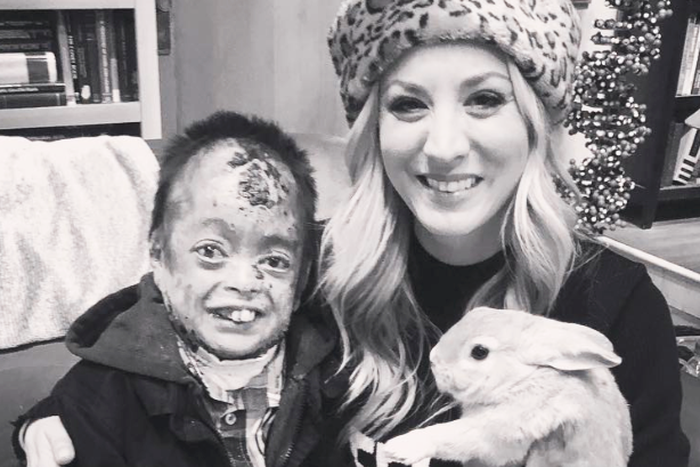 Kaley Cuoco Honors Friend With Skin Disease
