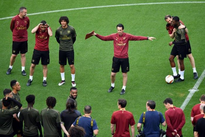 Arsenal coach Unai Emery talks to his players as they train at the Baku Olympic Stadium on the eve of the Europa League final against Chelsea