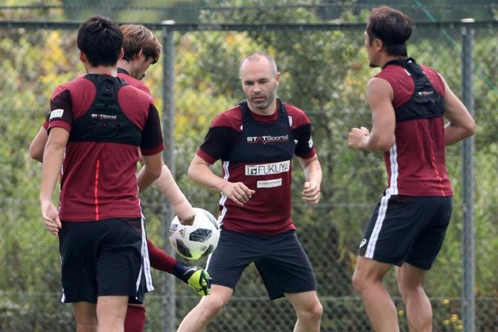 Iniesta has the Vissel Kobe armband