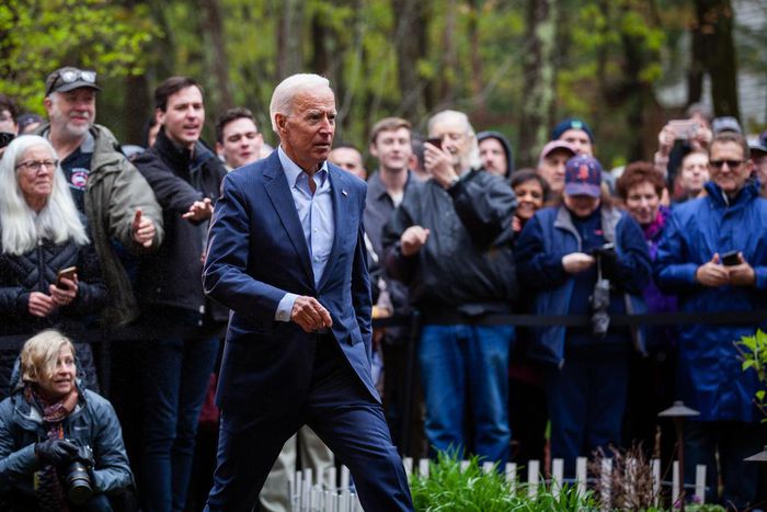 Joe Biden, Campaigning in New Hampshire, Straddles Past and Present