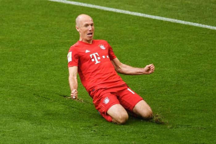 Arjen Robben scored in his final home game as Bayern Munich won a seventh straight title on Saturday