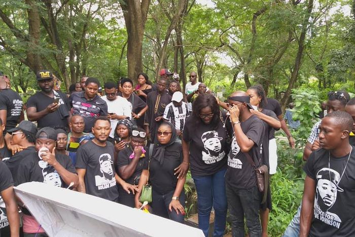 Kolade Johnson was accidentally shot by a police officer (  )