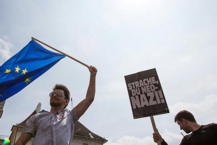 Protesters in Vienna were waving the EU flag and holding up signs calling far-right leader Heinz-Christian Strache a "neo-nazi" on Saturday