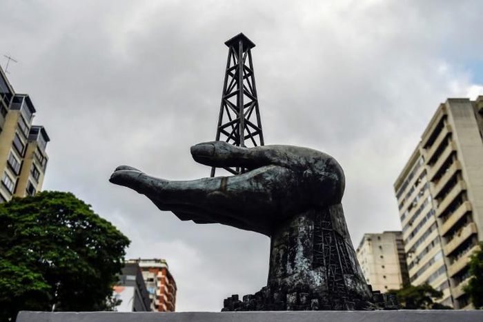 Un monumento en Caracas representa la herencia de la tradición petrolera frente a la sede central de la estatal PDVSA, en enero de 2019