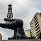 Un monumento en Caracas representa la herencia de la tradición petrolera frente a la sede central de la estatal PDVSA, en enero de 2019