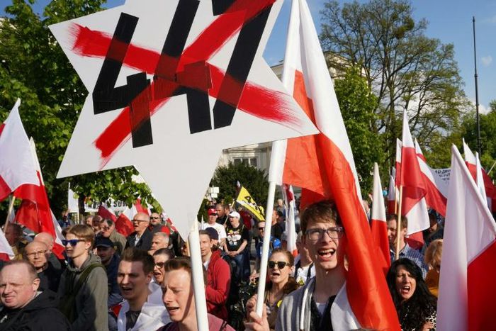Far-right supporters who marched from the prime minister's office to the US embassy waved banners reading "No to claims", "Shame" and "Stop 477" 
