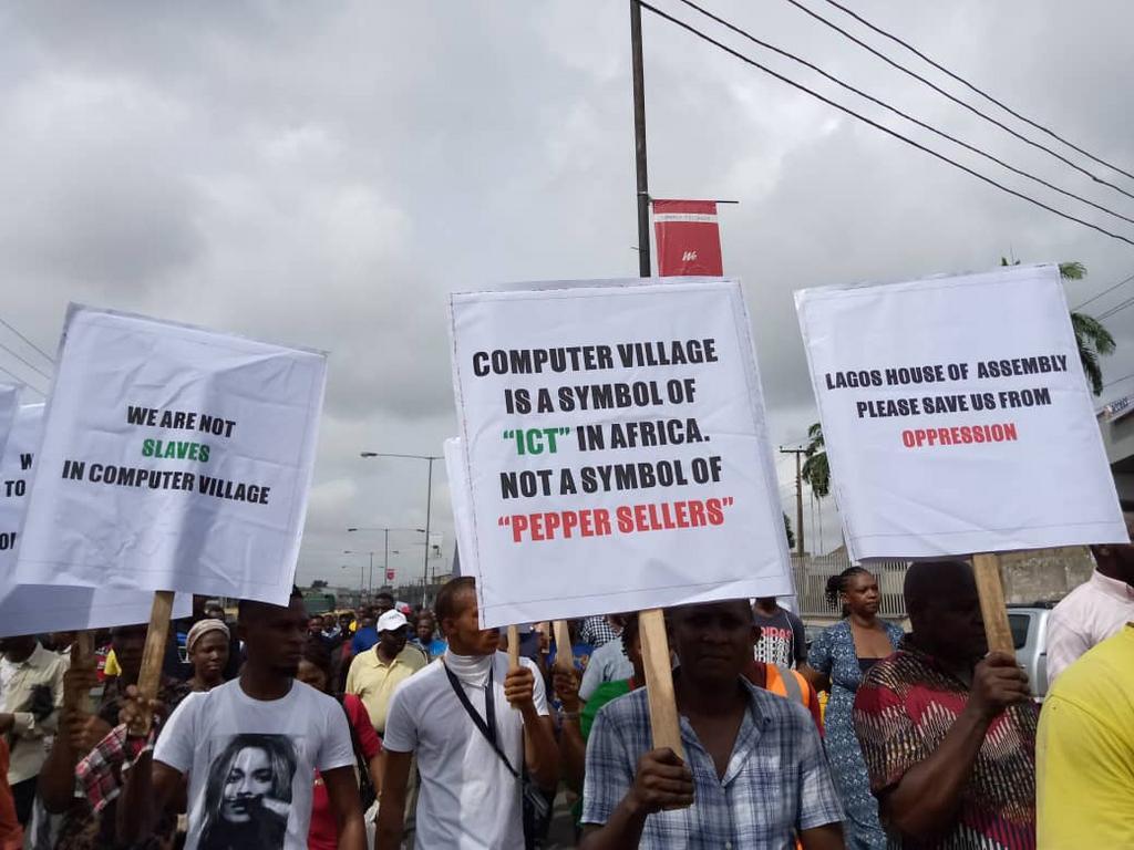 Traders in computer village in agos protesting against Imposing of Iyaloja and baba loja [Wuzupnigeria]