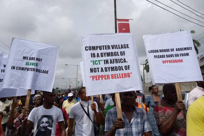 Traders in computer village in agos protesting against Imposing of Iyaloja and baba loja [Wuzupnigeria]