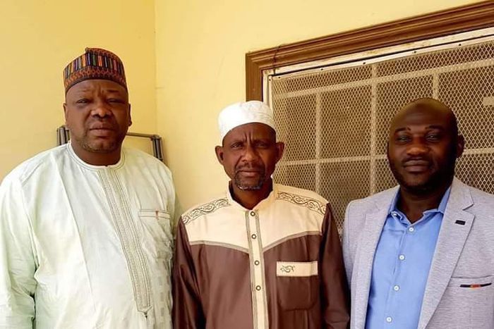 Ibrahim Abubakar (middle) flanked by Nigerian officials after he was released in Jeddah, Saudi Arabia [Twitter/@BashirAhmaad]