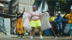 Teni mixing pop culture with street culture as an 'area mummy' in her new video for 'Sugar Mummy. (YouTube/Teni Entertainer)