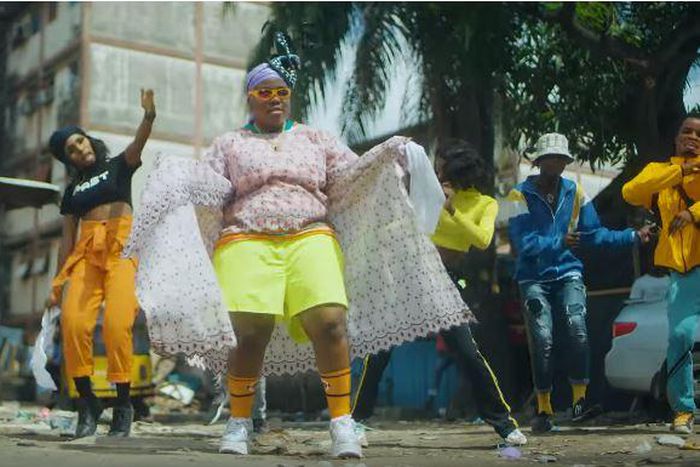 Teni mixing pop culture with street culture as an 'area mummy' in her new video for 'Sugar Mummy. (YouTube/Teni Entertainer)