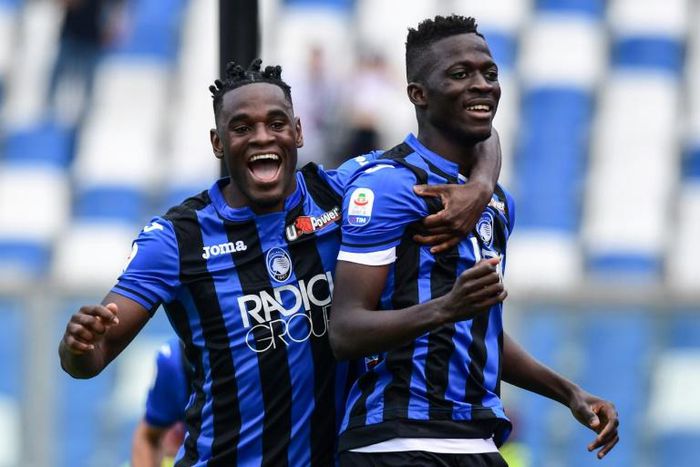 Atalanta's Musa Barrow (R) celebrates with Duvan Zapata after scoring against Genoa