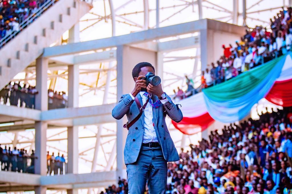 The official photographer of President Muhammadu Buhari, Mr Bayo Omoboriowo [Twitter/@tolanialli]