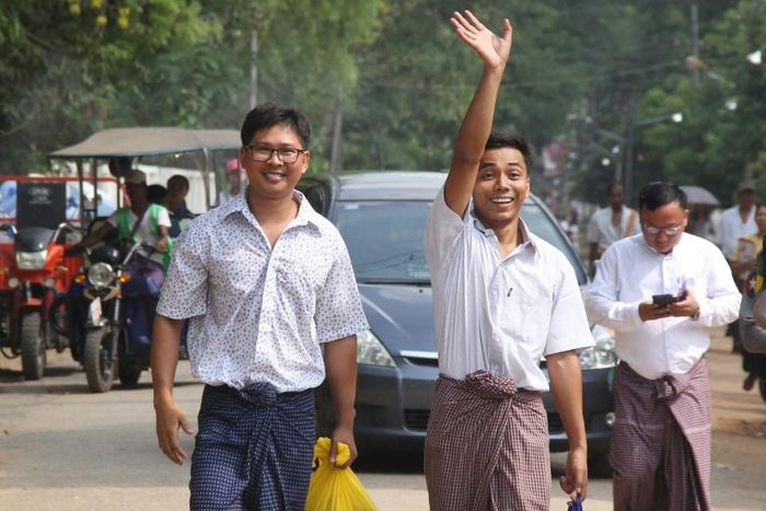 Reuters journalist Kyaw Soe Oo waves as he and Wa Lone walk out of Insein prison