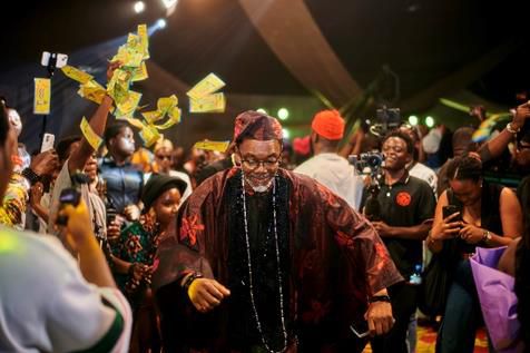 Wale Ojo dancing to the Onga Moment