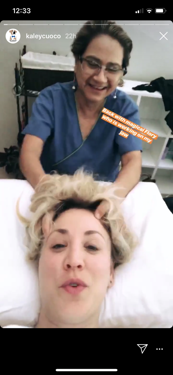 Kaley Cuoco head massage.PNG