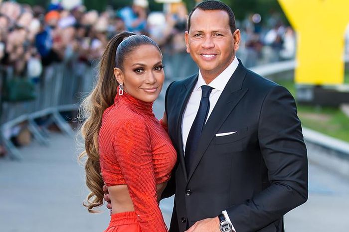 J.Lo Shows Off 6-Pack Abs At CFDA Awards