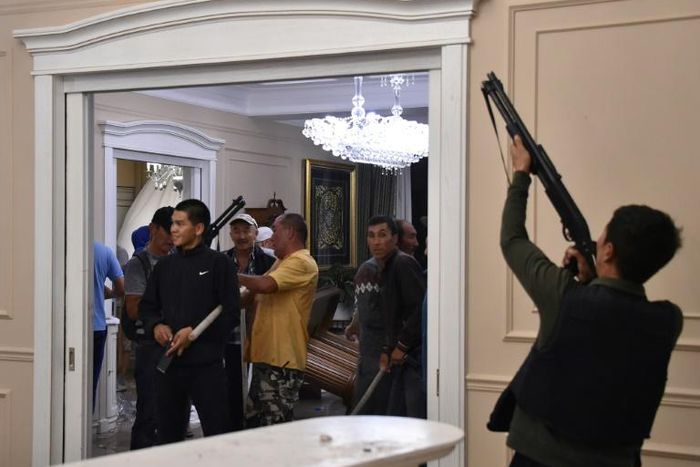 Clashes broke out as security forces tried to seize former president Almazbek Atambayev at his compound outside the capital Bishkek
