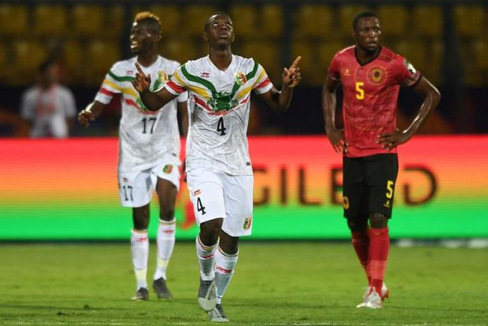 Amadou Haidara (C) celebrates scoring for Mali against Tunisia in Ismailia