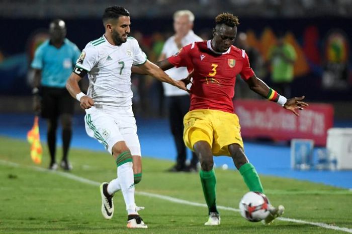 Algerian star Riyad Mahrez (L) tries to prevent Guinean Issiaga Sylla crossing during an Africa Cup of Nations last-16 match in Cairo