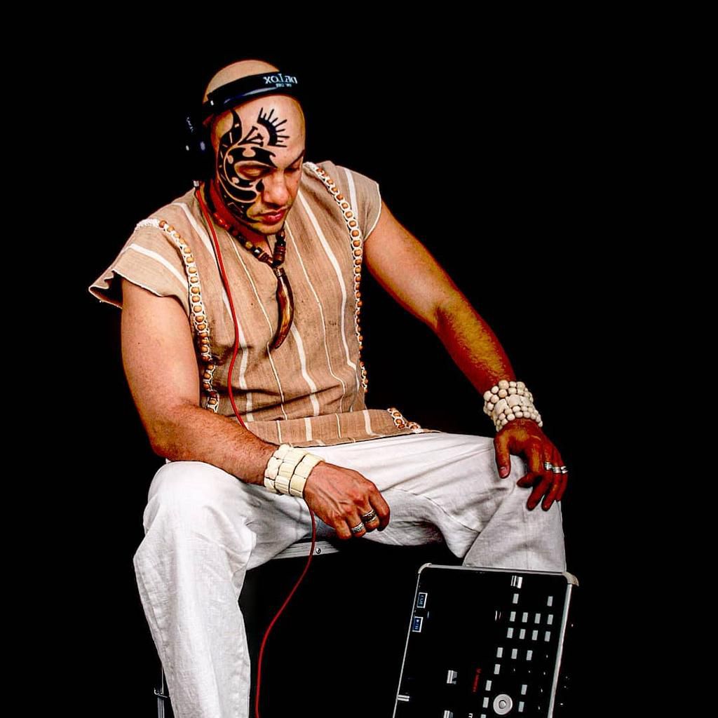 DJ Kaywise is the kind of disc jockey who can fit into any kind of crowd; if you want a disc jockey for your classy party, he sure knows how to spice things up and if he gets to play for the regular youth in the streets, he is another level of vibes [I...