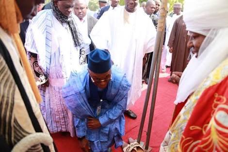 L-R: Gov. Nasiru el-Rufai in a respectful manner greeting the Emir of Zazzau, Dr Shehu Idris during 2019 Sallah celebration ar Emir’s palace, Zaria, Kaduna State on Tuesday [NAN]