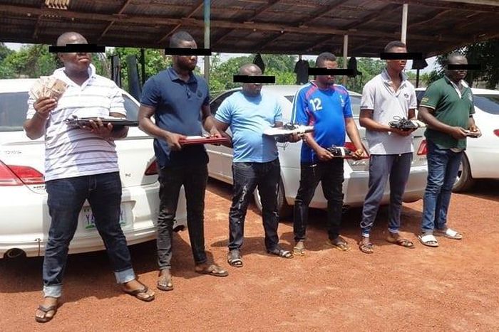 Photo of the internet fraudsters and items recovered (Mediahelm)
