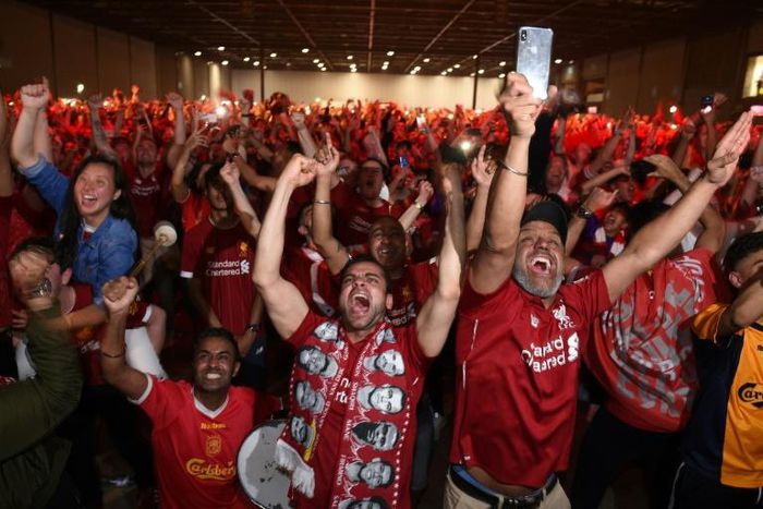 Thousands of boisterous, flag-draped Liverpool fans gave a rousing rendition of of "You'll Never Walk Alone", the club's legendary anthem.