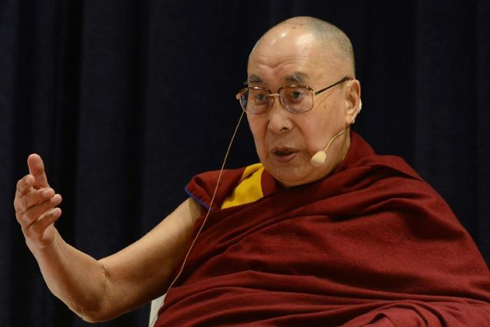 The Dalai Lama has apologised for comments he made saying any female successor should be attractive