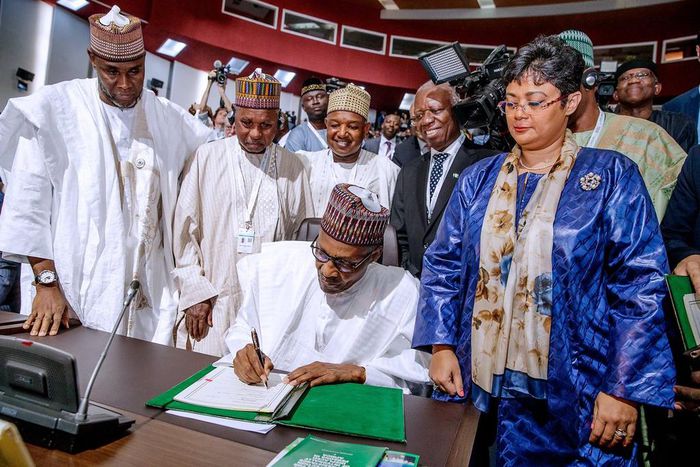 President Muhammadu Buhari signs the African Continental Free Trade Areas (AfCFTA) agreement  [Twitter/@BashirAhmaad]