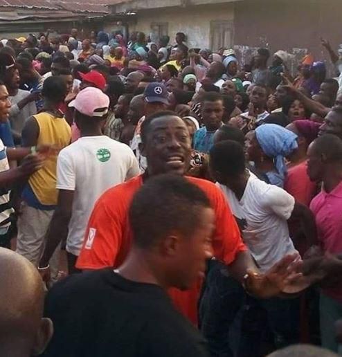 The road leading to the burial site was packed with fans who wanted to catch a glimpse of the veteran actor before being laid to mother earth [Instagram/BestOfNollywood]