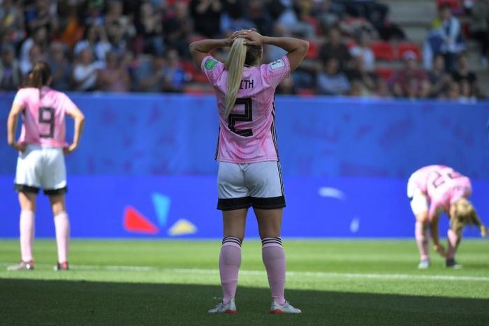 There was disappointment again for Scotland at the women's World Cup on Friday, as a late rally failed to prevent them from losing 2-1 against Japan