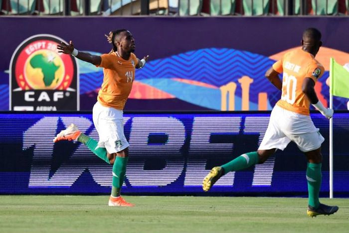 Jonathan Kodjia (L) celebrates after scoring the winner for Ivory Coast