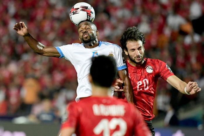 DR Congo forward Cedric Bakambu (L) wins an aerial duel against hosts Egypt during the Africa Cup of Nations